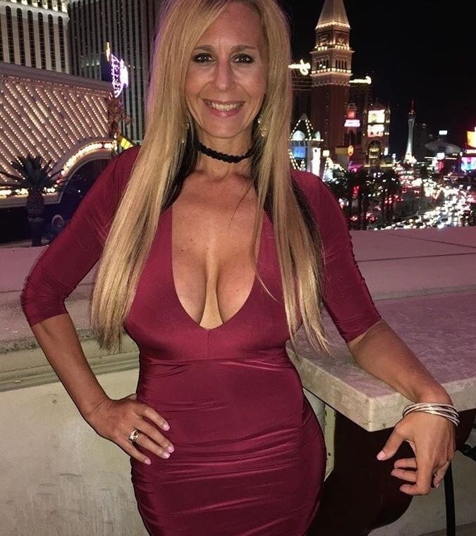 amateur milf cleavage collection