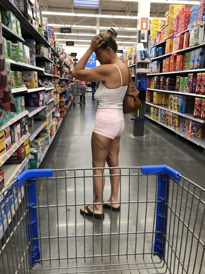 Leslie Walmart posing cellulite saggy tits long nipples pt
