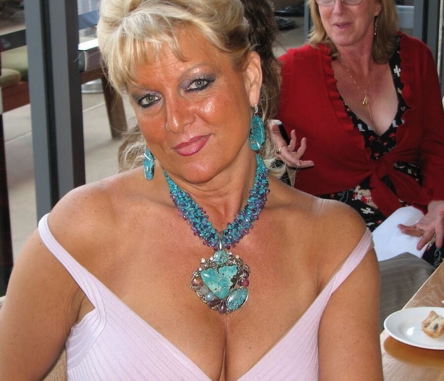 amateur milf cleavage collection