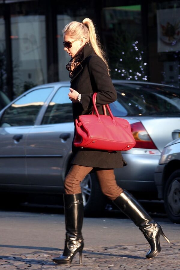Female Celebrity Boots &amp; Leather - Anna Kournikova