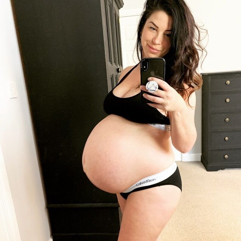 Hot amateur preggo mom Hannah with huge belly