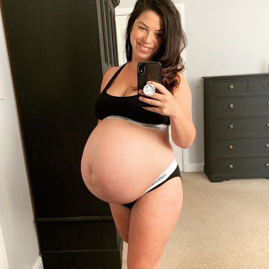 Hot amateur preggo mom Hannah with huge belly