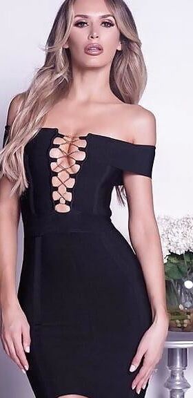 A sensual Black dress ()