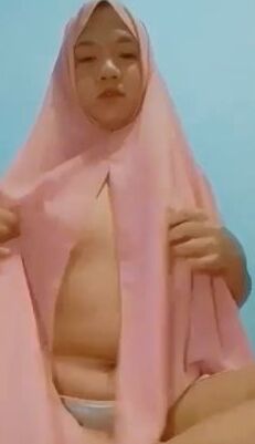 Indonesian Pink HIjab Showing Nude in Cam