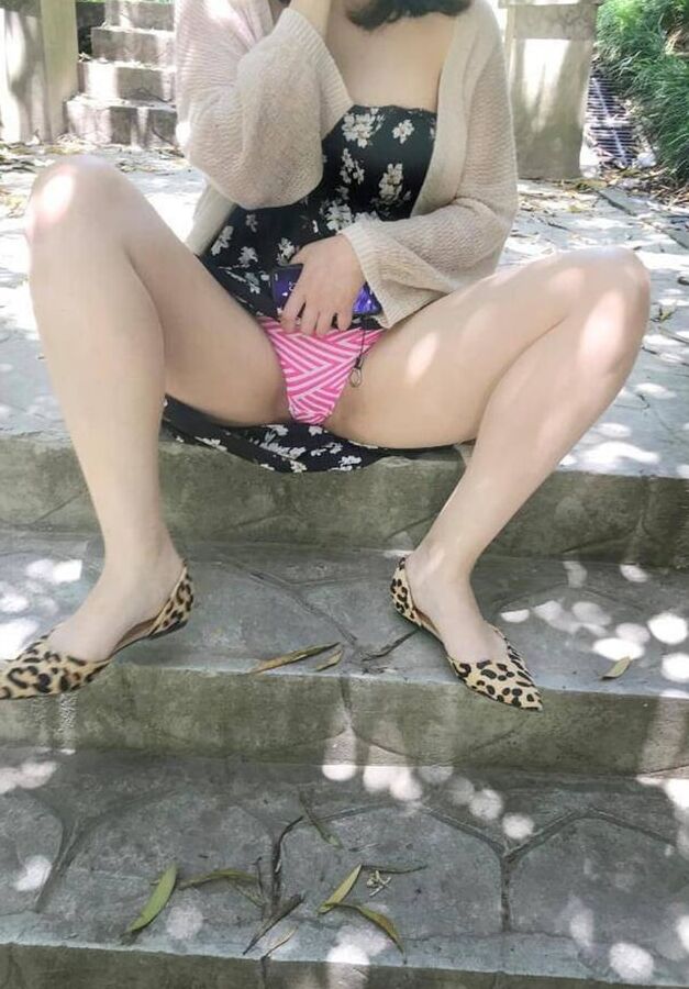 Pretty Looking and Pretty Clueless Pantyhosed Chinese Wife