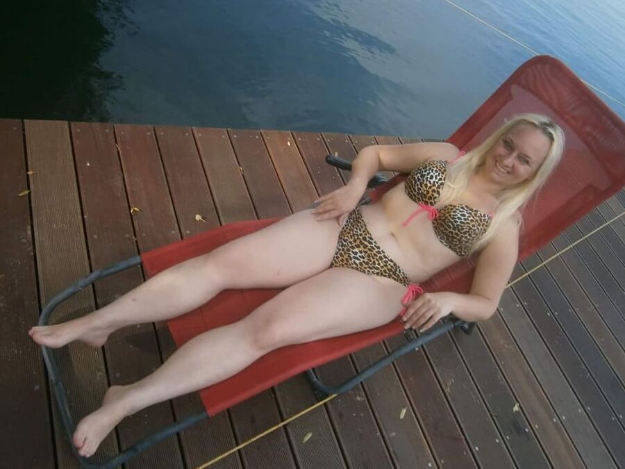 Horny amateur MILF Yvonne in bikini