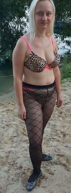 Horny amateur MILF Yvonne in bikini