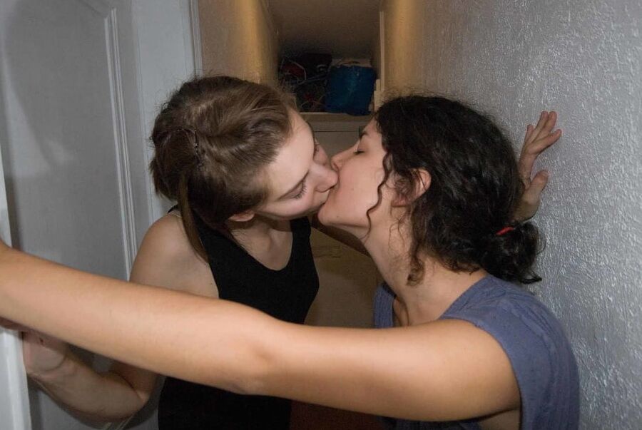 Nice (girls kissing)