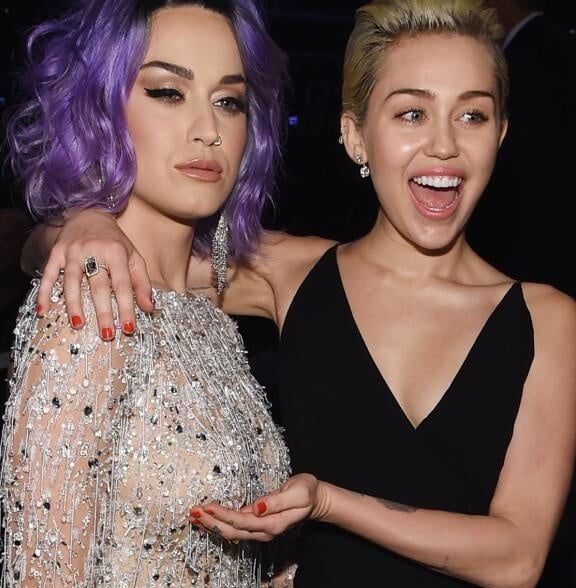 Miley Cyrus touches Katy perry&;s breasts
