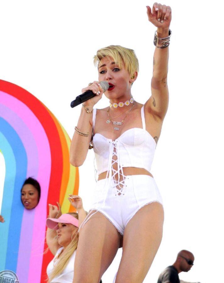 Miley Cyrus touches Katy perry&;s breasts