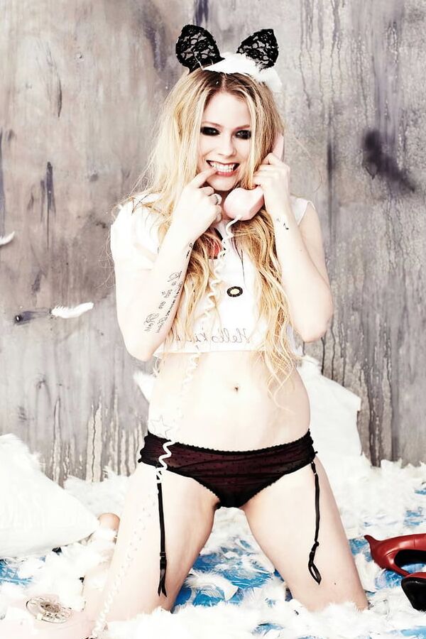Avril Lavigne - Mark Liddell photoshoot (nipples!)