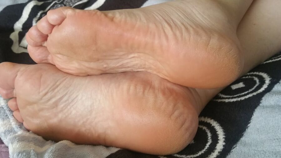 Sunbath for wife&;s oily feet