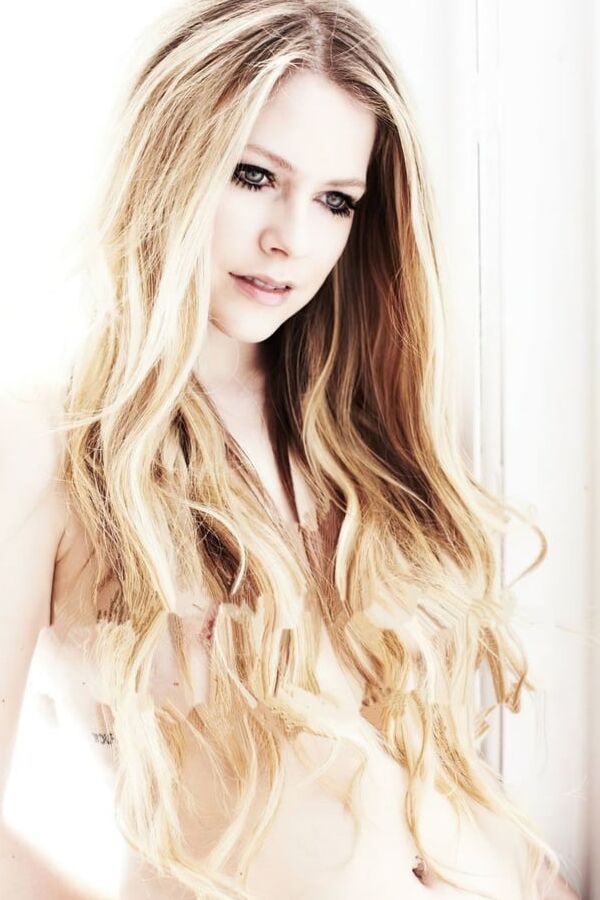 Avril Lavigne - Mark Liddell photoshoot (nipples!)