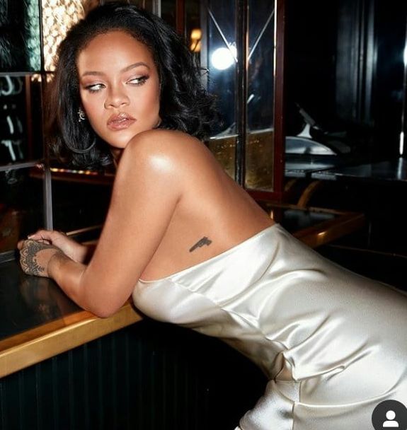 Jerkoff over Thick Rihanna whore