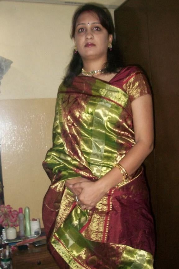 Indian Desi Bhabhi transparent chunni without blouse