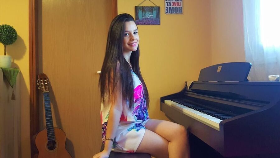 Piano&amp;Miniskirt