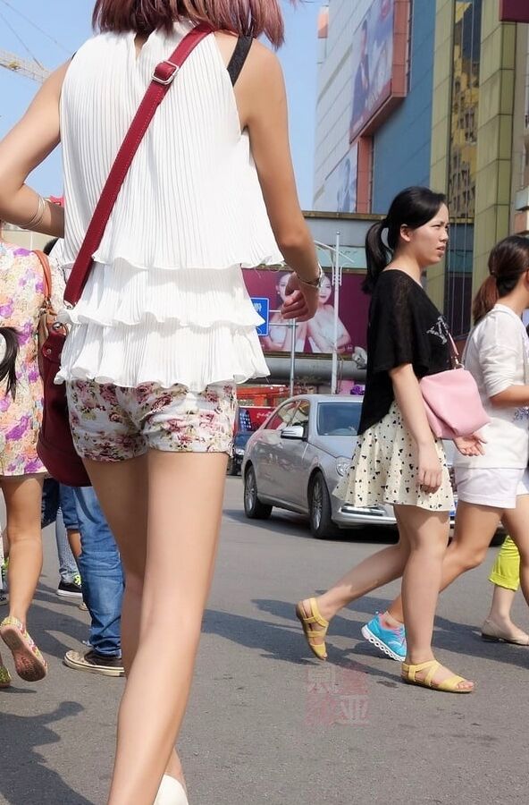 Voyeur: Chinese skinny bums in shorts....