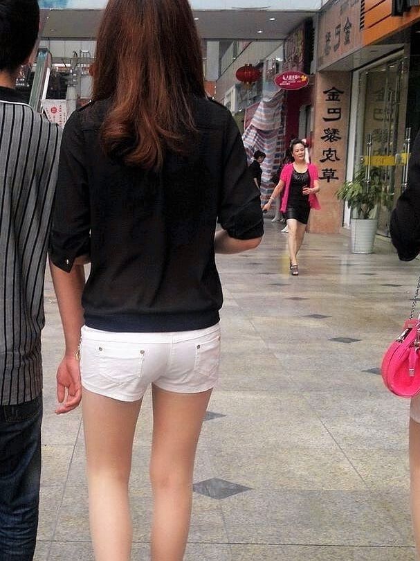 Voyeur: Chinese skinny bums in shorts....