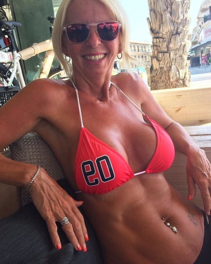 Fit Tanned Sexy Cougar Gilf