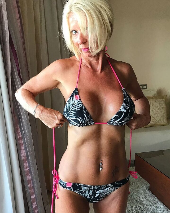 Fit Tanned Sexy Cougar Gilf