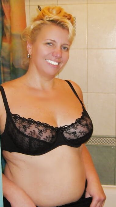 Full bodied mature Ruby undresses for the shower