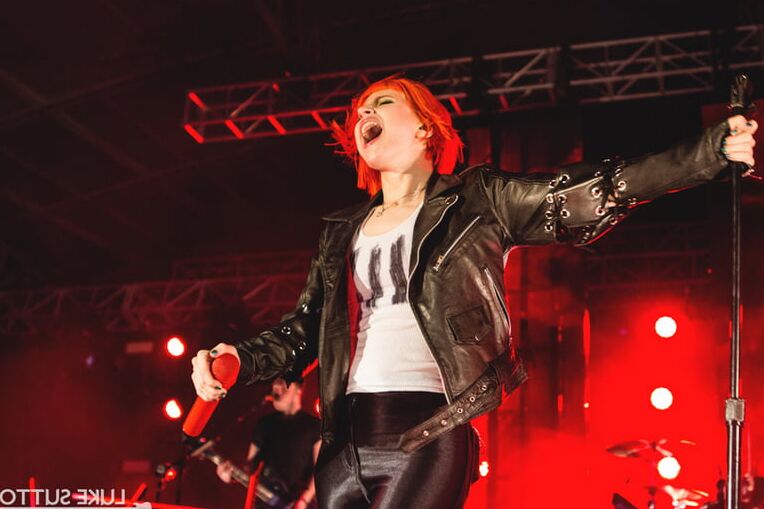Hayley Williams Just Begging for it volume