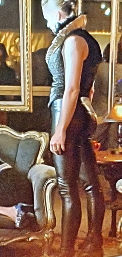 Rebecca Romijn sexy in tight leather skinny pants