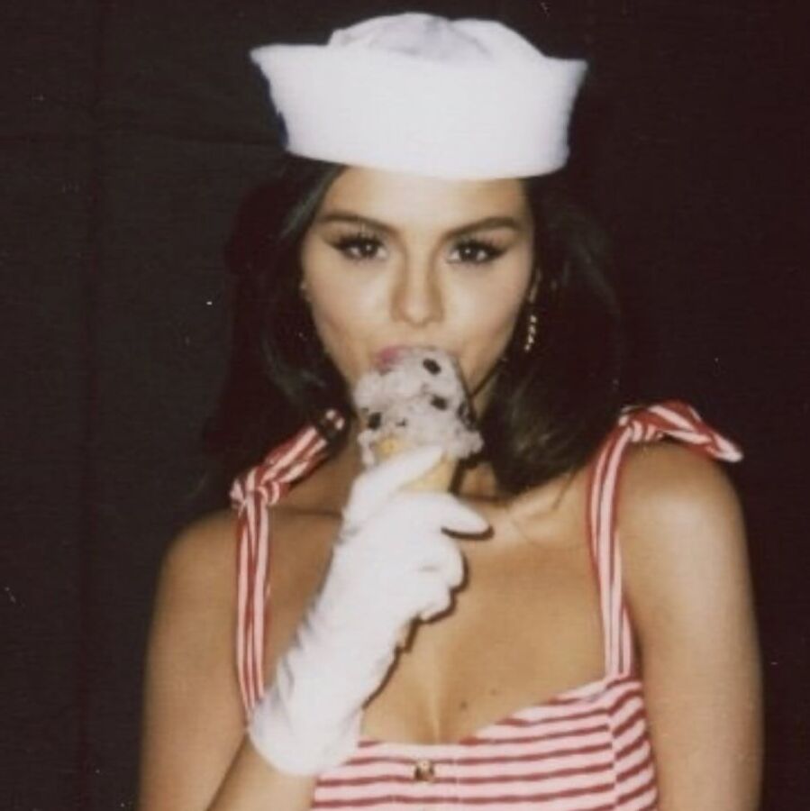 Selena Gomez hot
