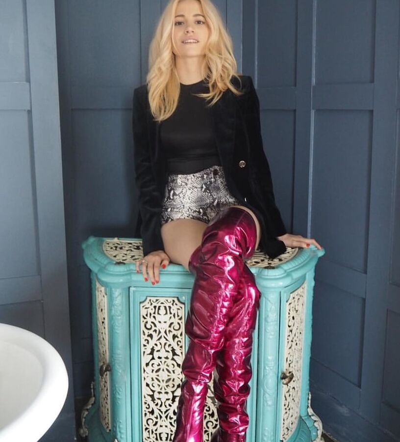 Female Celebrity Boots &amp; Leather - Pixie Lott
