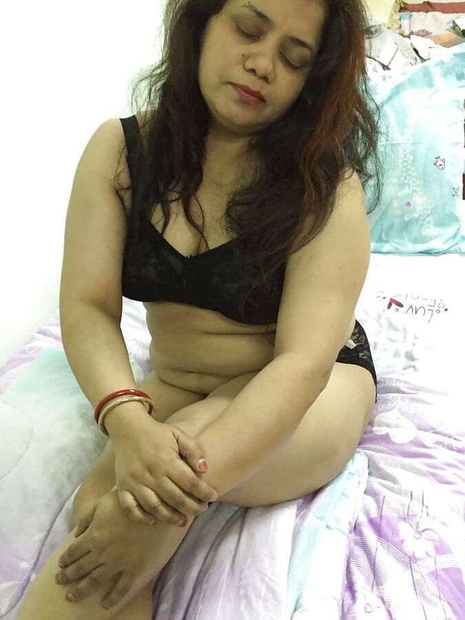 BBW Desi Indian aunty big boobs and hairy pussy()
