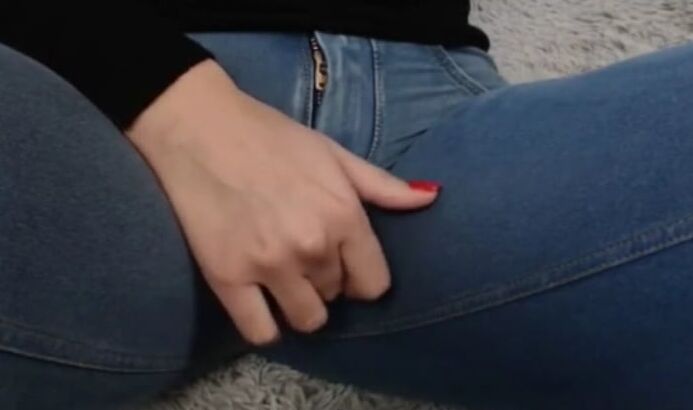 Elle touche sa chatte par dessus le jeans