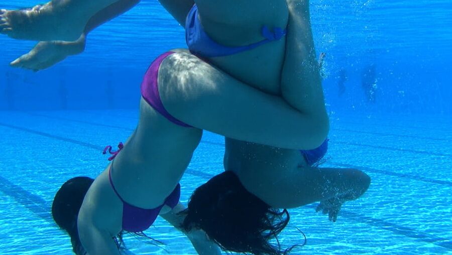 Spanish lesbian play at swimmingpool