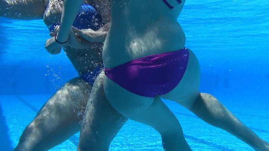 Spanish lesbian play at swimmingpool