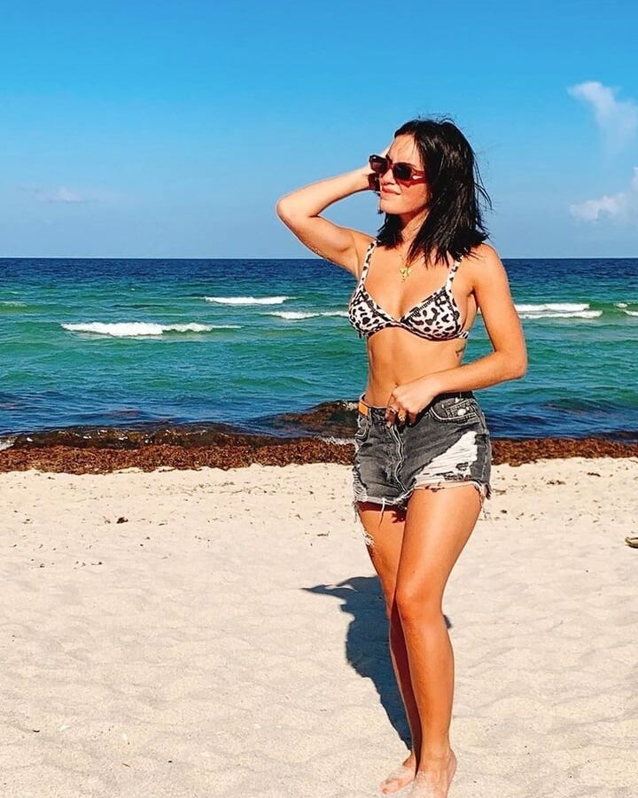 Lali Esposito en las playas de Miami