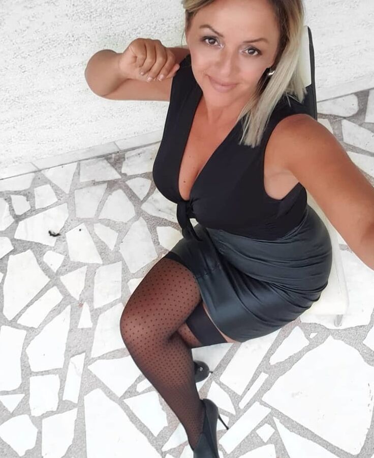 Amateur mature Sonja in nylon makes selfies