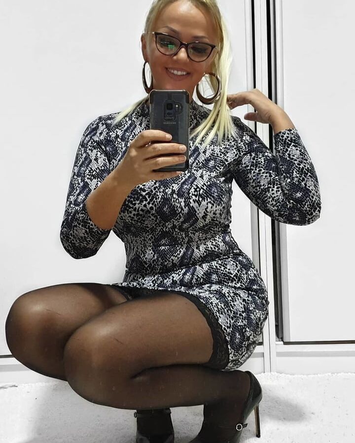 Amateur mature Sonja in nylon makes selfies