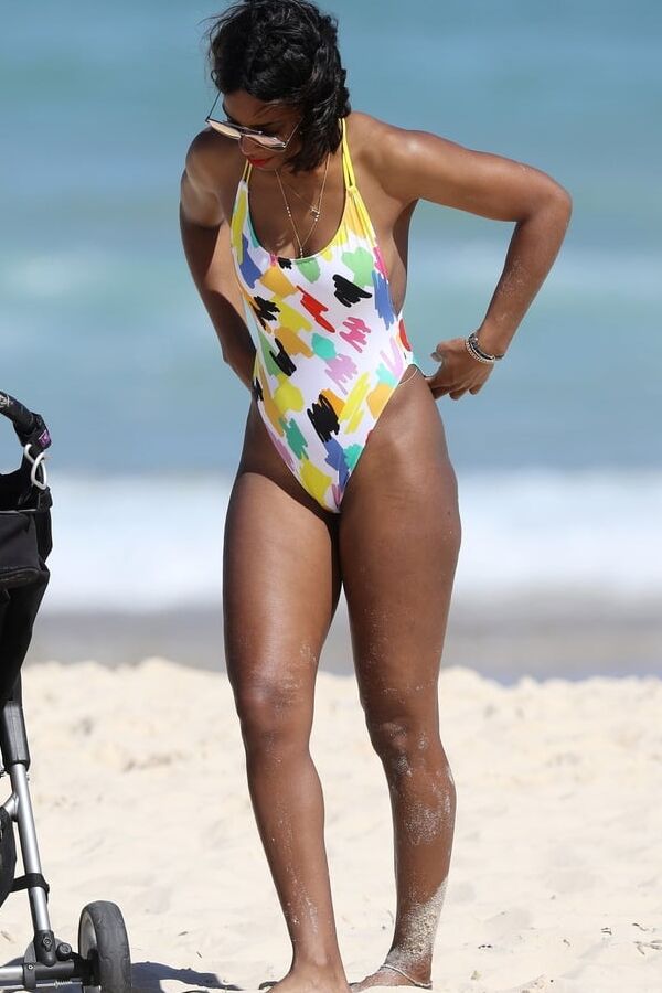 Kelly Rowland ass and tits in bikini