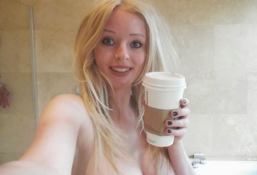 Petite blonde et son cafe