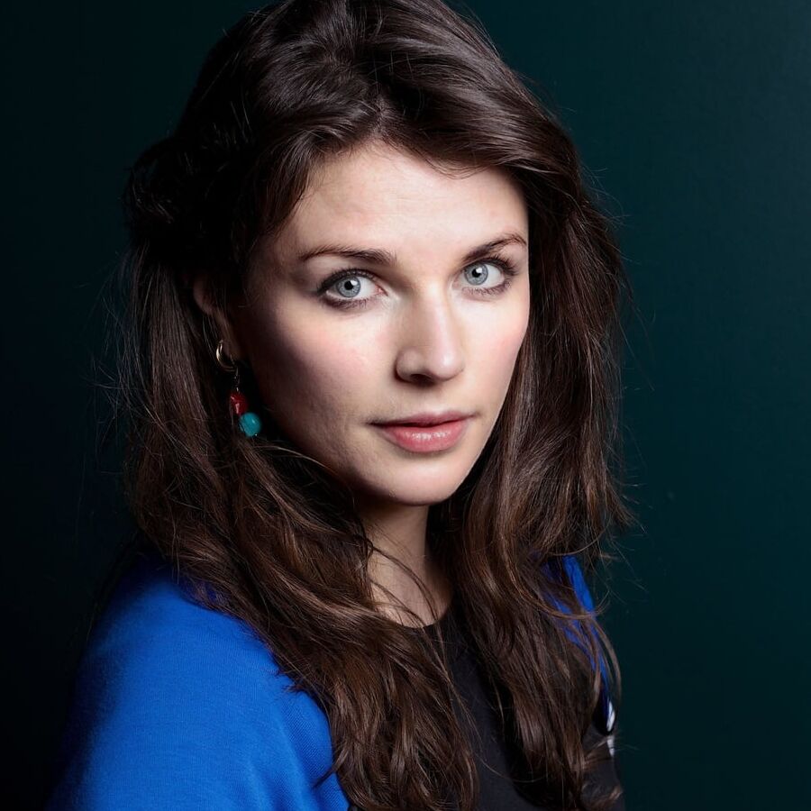 Aisling Bea - stunning Irish comedienne nude and clothed