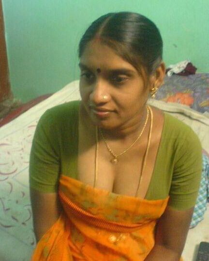 Indian aunty flashing big boobs