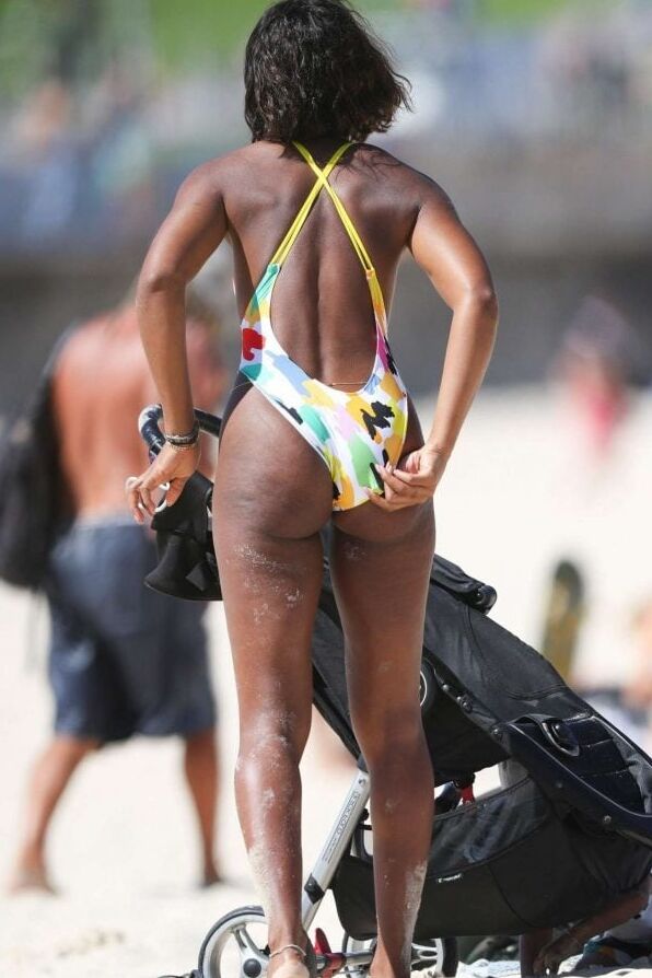 Kelly Rowland ass and tits in bikini