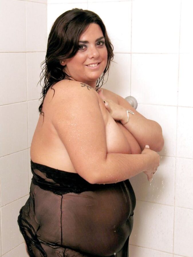 Paola bbw en la ducha muy exitada