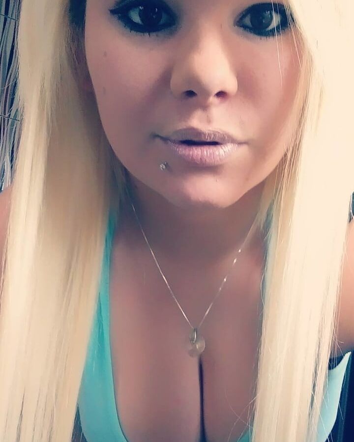 Sandra - cleavage downblouse makeup blonde hot selfie