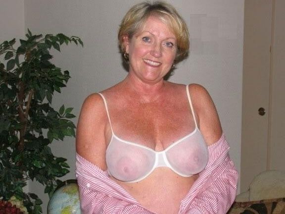 Older and hot (Mom in bra)