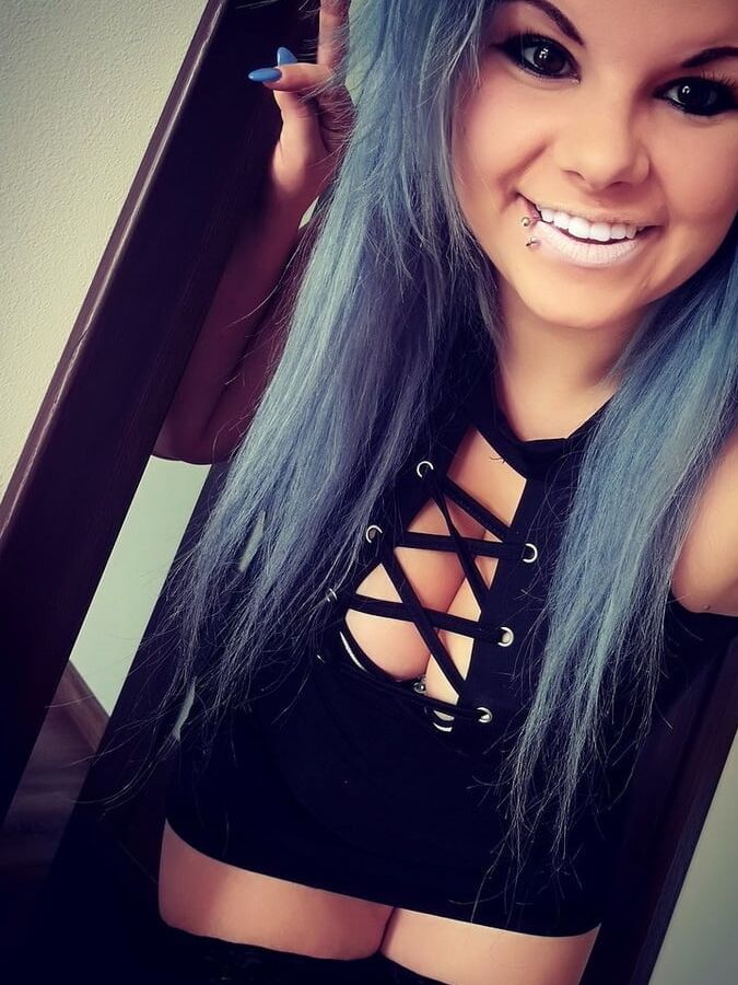 Sandra - cleavage downblouse makeup blonde hot selfie