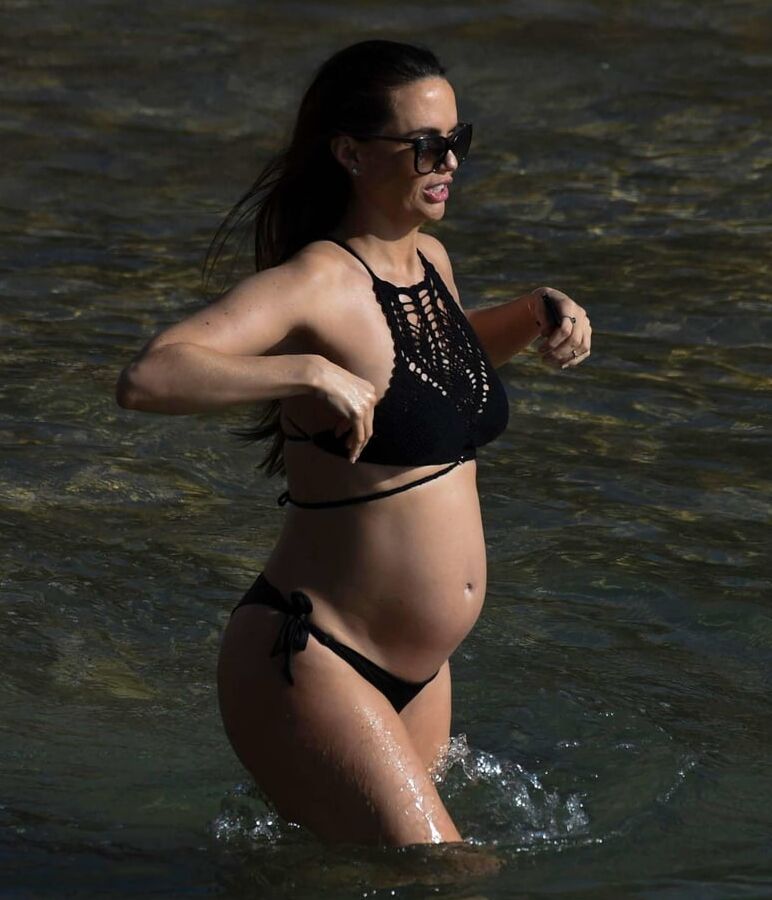 Jennifer Metcalfe pregnant in black bikini