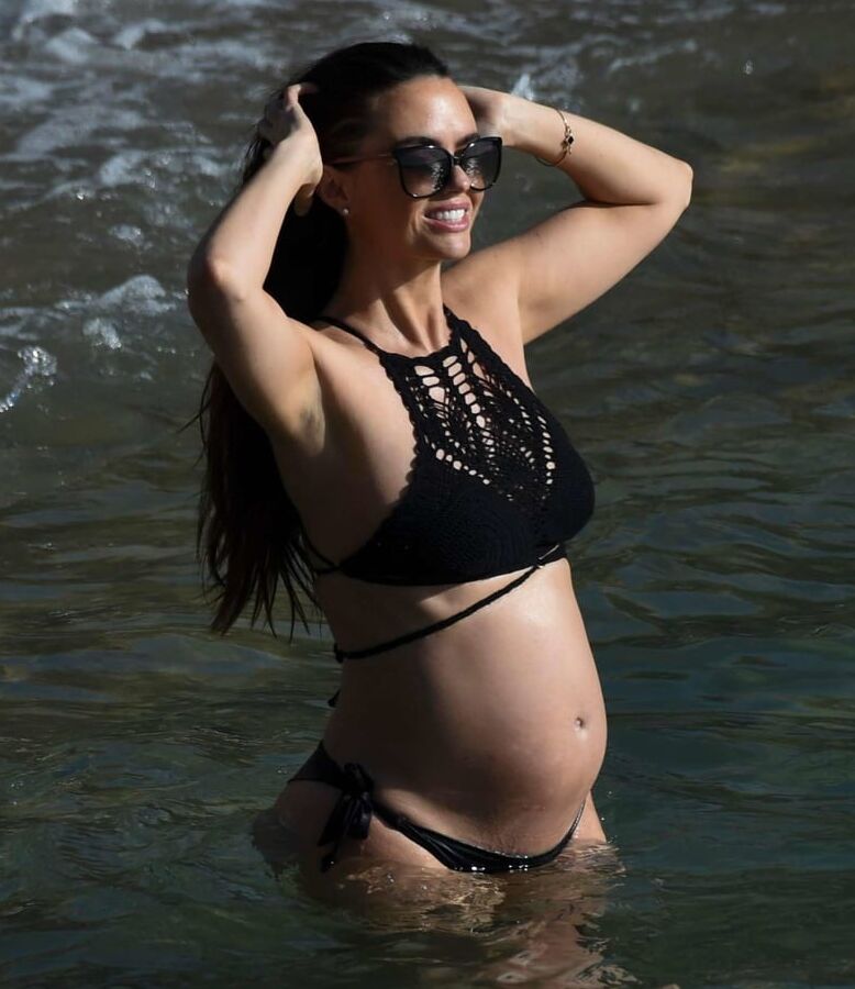 Jennifer Metcalfe pregnant in black bikini
