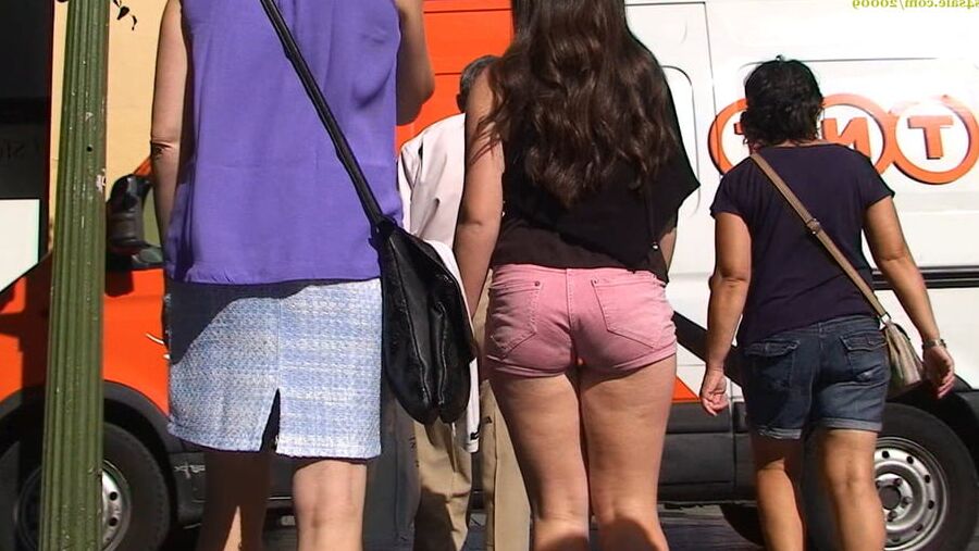 CANDID TEEN ASS IN FUCSIA SHORTS