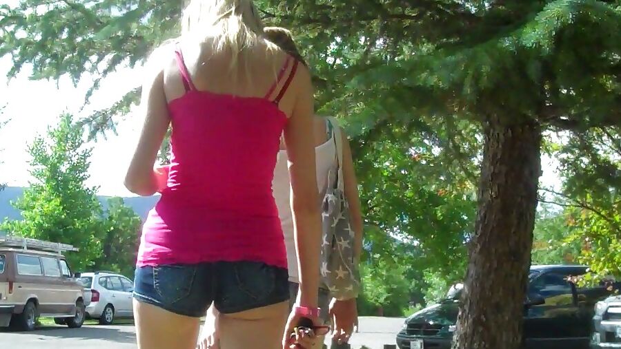 CANDID TEEN ASS IN FUCSIA SHORTS