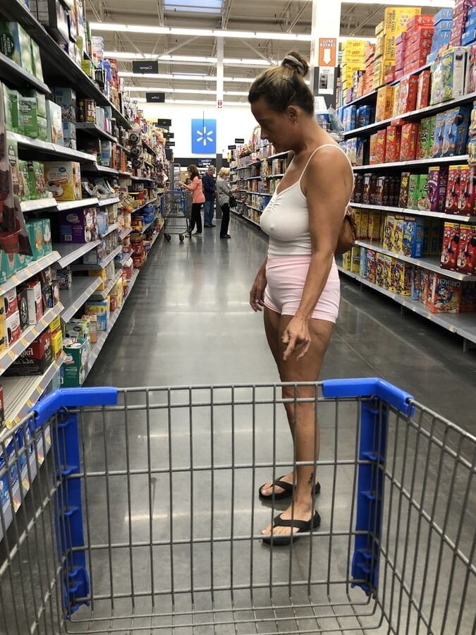 Leslie Walmart posing cellulite saggy tits long nipples